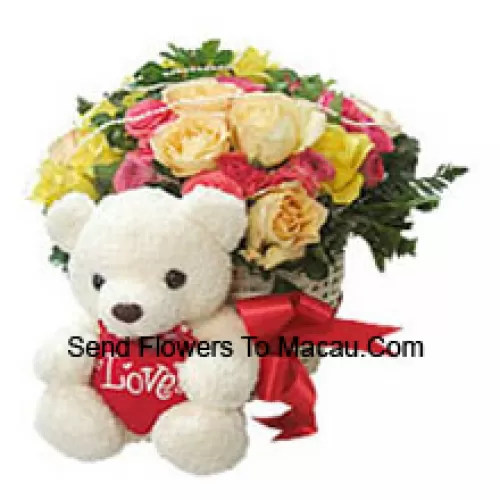 Korb mit 25 gemischtfarbenen Rosen und einem mittelgroßen niedlichen Teddybär