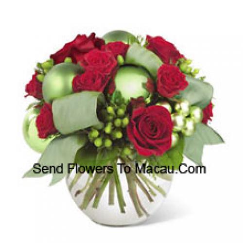 Classico bouquet di rose rosse con decorazioni